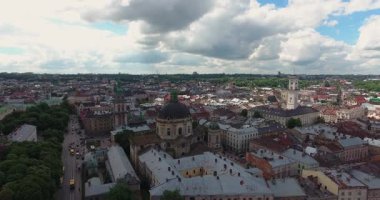 Lviv Ukrayna Kültür Mücevheri 'nin havadan görünüşü. Lviv, Ukrayna 'nın güzel hava görüntüleri. Resimli eski kasabası, barok kiliseleri ve hareketli caddeleri var. Bu sinematik video Ukrayna 'nın en tarihi ve kültürel şehrinin özünü yansıtıyor.