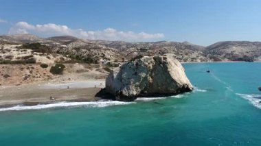 Afrodit Sahili 'nde Turkuaz Su ve Rocky Sahili, Kıbrıs Rum Hava 4K Manzarası