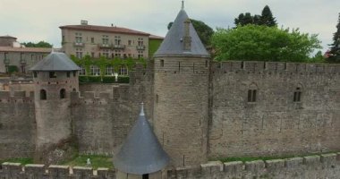 Ortaçağ şatosunun duvarına atlayan bir çocuğun heyecanlı görüntüsü. Çarpıcı 4K ile yakalanan bu dinamik dron videosu tarih ve macerayı birleştiriyor. Seyahat, aksiyon ve sinema projeleri için mükemmel.. 