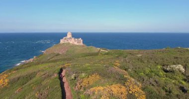 Bu çarpıcı hava görüntüleriyle okyanusa bakan antik bir ortaçağ kalesinin güzelliğini keşfedin. Kalelerin zengin tarihi, etrafındaki kıyı manzarasının doğal güzelliğiyle mükemmel bir şekilde tamamlanmış durumda..