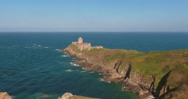 Okyanusa bakan uçurumdaki ortaçağ kalesinin görkemli hava manzarası