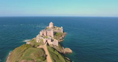Okyanus Kıyısı Sahili Sahili Sahili 'ndeki Ortaçağ Kalesi' nin Havadan Görünümü. Okyanusun kenarına tünemiş bir ortaçağ kalesinin üzerinde süzülerek mimarisinin ve etrafındaki kıyı manzarasının dramatik güzelliğini yakalıyor.. 