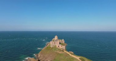 Okyanusa bakan tarihi bir ortaçağ kalesinin nefes kesici görüntüleri. Bu çarpıcı video, kalenin antik mimarisini, uçsuz bucaksız denizin arka planına karşı sergiliyor. Seyahat, tarihi belgeseller ve manzaralı projeler için mükemmel..