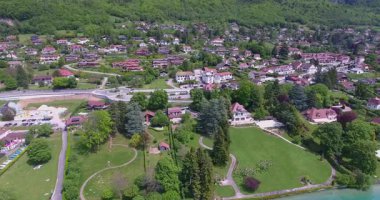 Dağlarda, sakin bir turkuaz gölün yanında yuva yapmış küçük bir kasabanın çarpıcı hava görüntüleri. Nefes kesici 4K 'da yakalanan bu drone videosu doğanın ve kırsal yaşamın barışçıl güzelliğini gözler önüne seriyor..