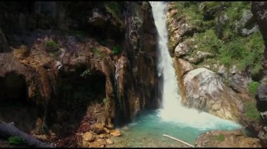 Gizli Orman Şelalesi Hava Görüntüsü. Hava aracı, yemyeşil ormanın derinliklerinde gizli bir şelaleyi yakalıyor. Tropikal yağmur ormanlarının derinliklerinde huzurlu bir şelalenin üzerinde uçan yüksek kaliteli drone videosu..
