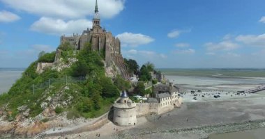 Mont Saint-Michel, Fransa 'nın 4K' lık hava görüntülerinde gelgit sularıyla çevrili ikonik ada manastırını ele geçirdiler. Ortaçağ mimarisi ve doğal güzelliğin nefes kesici bir karışımı, seyahat, tarih ve kültürel içerik için mükemmel..