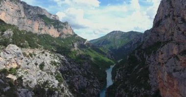 Bu büyüleyici 4K drone görüntüsüyle Verdone Gorge 'un nefes kesici güzelliğini yukarıdan izleyin. Dramatik uçurumları, dolambaçlı nehri ve nefes kesen hava manzaralarını izleyin..