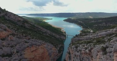 Verdone Vadisi 'nin nefes kesici hava görüntüsü... 124; 4K Drone Görüntüsü