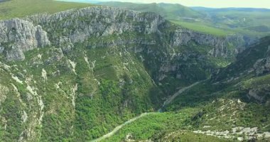 Verdone Vadisi 'nin nefes kesici hava görüntüsü... 124; 4K Drone Görüntüsü