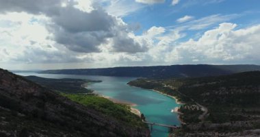 Kanyonda nefes kesici bir göl manzarası var.