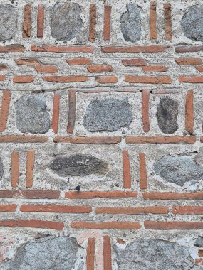 Farklı şekil ve boyutlarda bir taştan duvar.