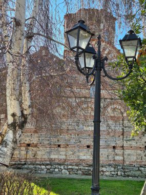 Fenerin arkasındaki Antik Tapınak duvarı.