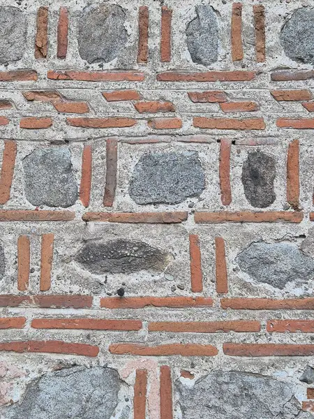 Farklı şekil ve boyutlarda bir taştan duvar.