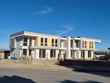 Pencereleri ve balkonları olan modern bina