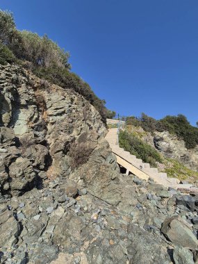 Deniz kenarındaki merdivenler.