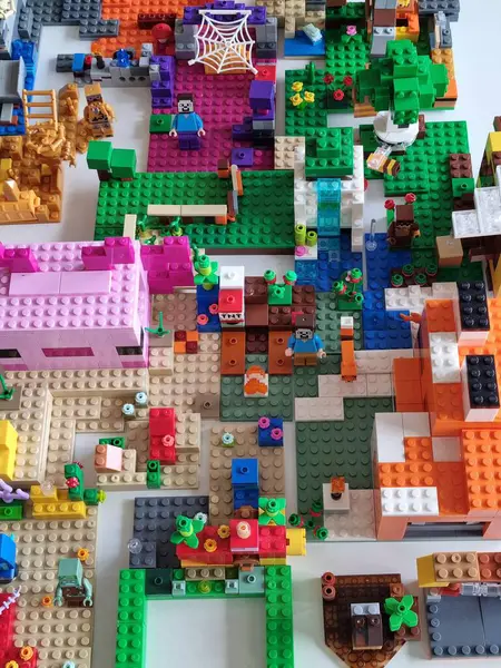 Masanın üzerinde renkli plastik oyuncak blokları