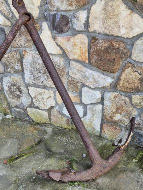 Kıyıdaki klasik deniz çapası.