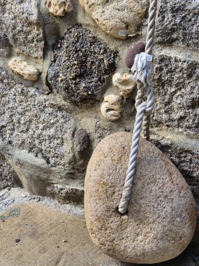 Dikey yakın çekim taş ve ip.