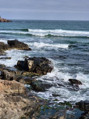 Dalgalar sahile çarpıyor.