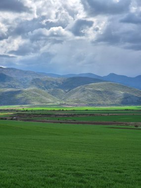 Bir dağ ve gölü olan güzel bir manzara.