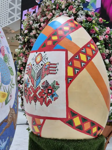 Çiçeklerin arka planında güzel bir Paskalya yumurtası