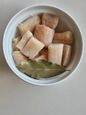 Tabakta beyaz balık filetosu.