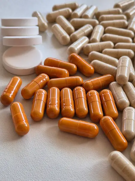 Beyaz arka planda çok renkli haplar ve vitaminler