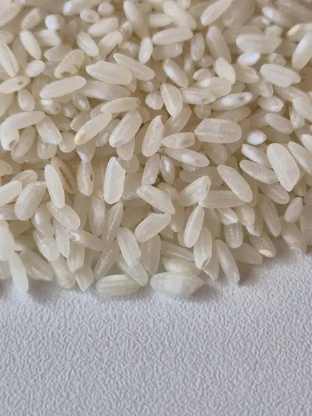 Beyaz kase içinde beyaz pirinç taneleri, makro