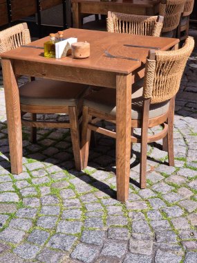 Bir kafede tahta masa ve sandalyeler.