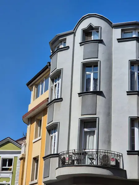 Balkonlu modern evin ön cephesi