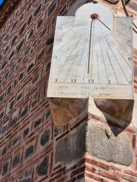 Filibe 'deki Djumaya Camii' nin duvarındaki antika saat.