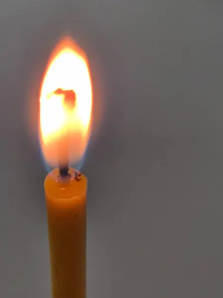 Gecenin içinde yanan mum