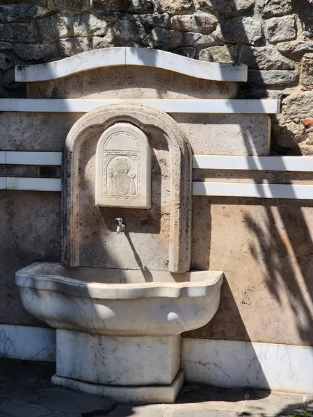 Plovdiv 'deki kilisenin bölgesinde oymalı eski taş çeşme.