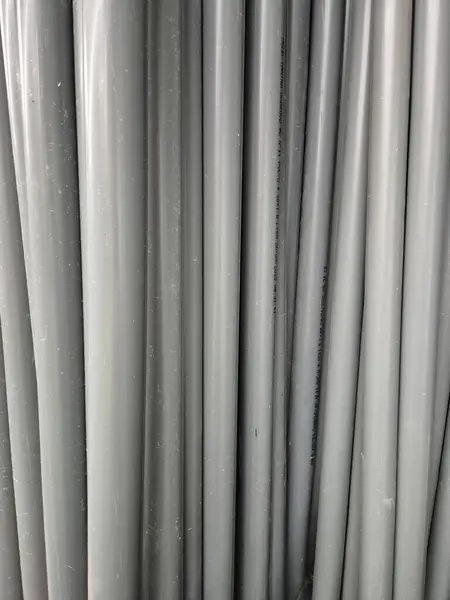 Küçük çaplı gri plastik borular