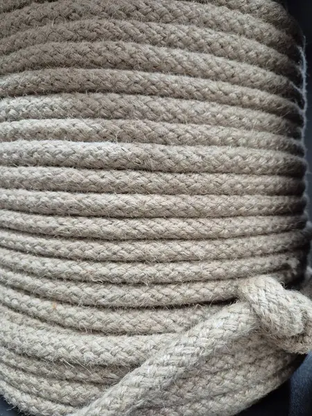 Beyaz arkaplanda bir halatın görüntüsünü kapat