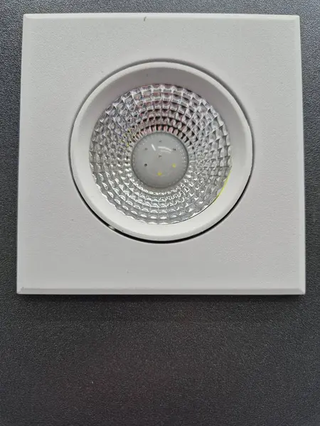 Siyah arkaplanda modern bir ampul