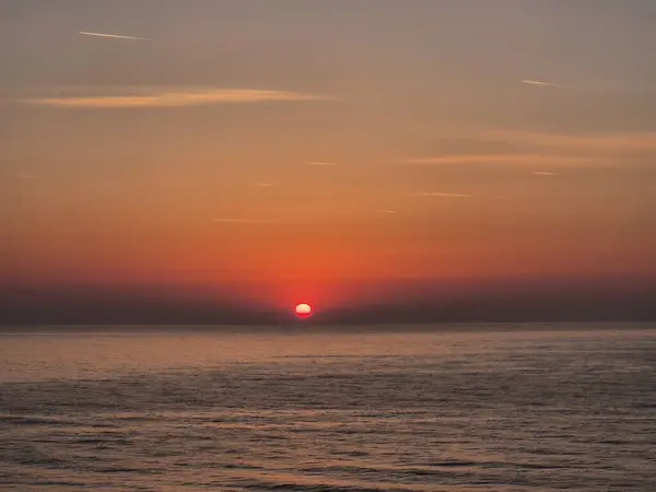 Deniz yüzeyinde gündoğumu