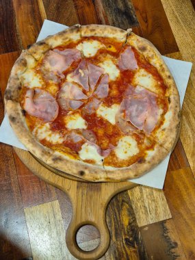 ahşap tahta üzerinde pizza