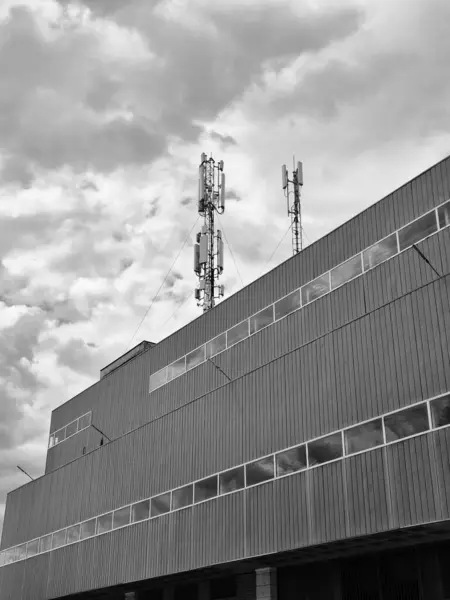 Bulutlu bir günün arka planında televizyon kulesi. siyah beyaz fotoğraf