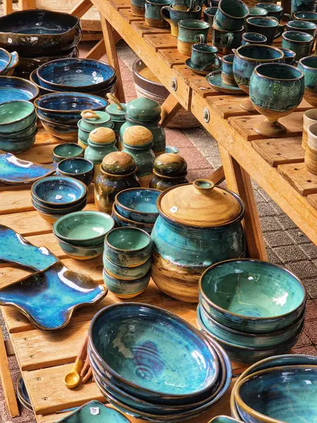Seramik ve kil zümrüt renkli tabaklar masanın üzerinde. El yapımı..