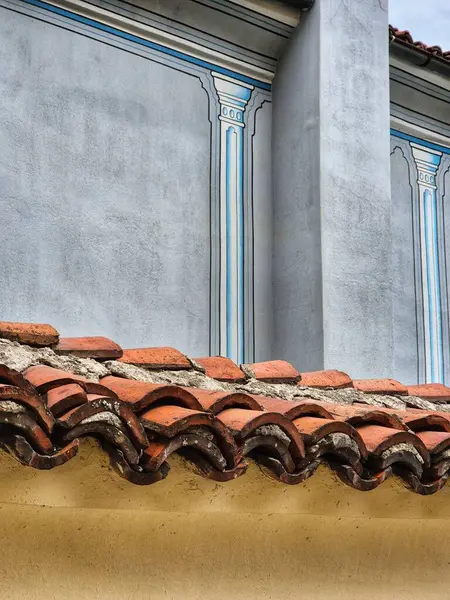 eski kiremitli çatı ve binanın mimari ayrıntıları