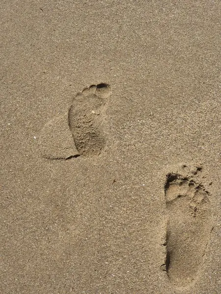 Kumda ayak izleri. Deniz kıyısında. Kumsal. Yaz. tatil