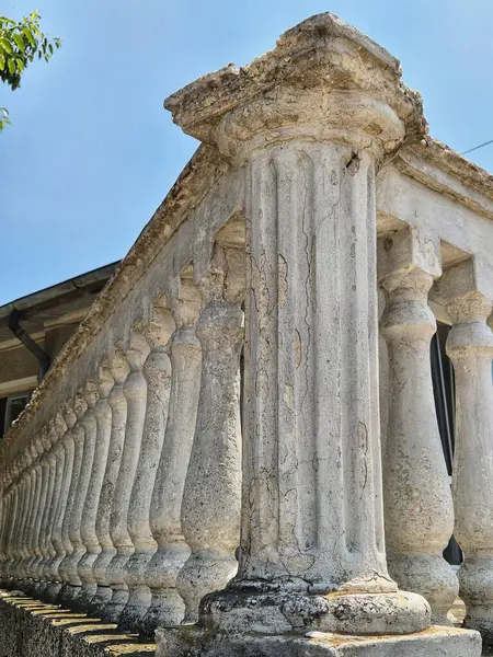 Eski ya da mimari açıdan önemli bir binanın parçası. Dış görünüşün bir parçası. Enfes mimari detaylar, pilastlar ve oyulmuş elementler.