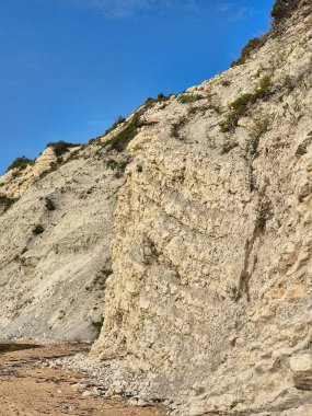 Mavi gökyüzü olan dağ manzarası. Karadeniz kıyısındaki beyaz kayalıklar.