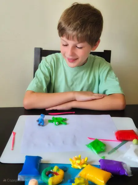 çocuğu oyun hamuru ile.