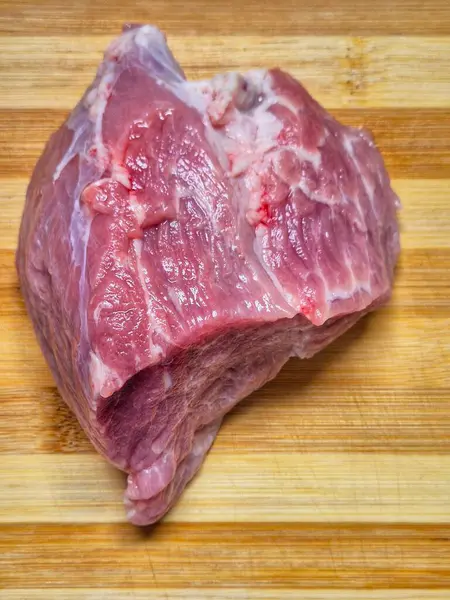 Tahtadaki çiğ et. Çiğ domuz pirzolası. taze çiğ et. 