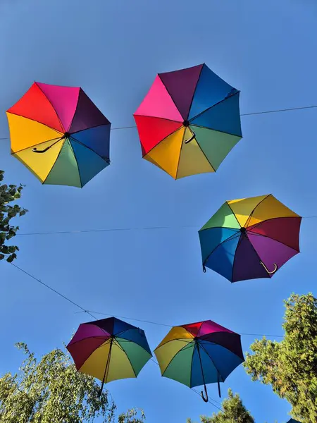  Gökyüzünün arka planında renkli şemsiyeler. 