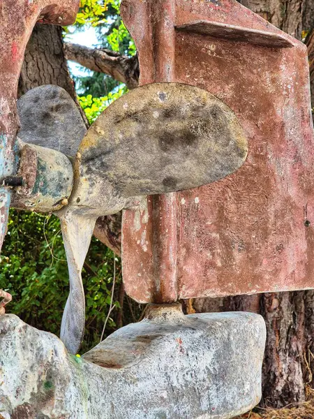 Pervaneli bir teknenin arkasında. Metal kıç. Kapat.