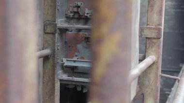 Eski fabrika, elektrik düğmesine yakın, yavaş çekim..