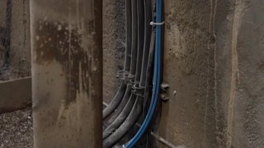 Almanya 'daki eski bir fabrikanın duvarındaki kablolar. 